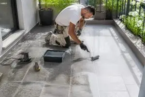 découvrez comment rénover efficacement une terrasse carrelée sans tout déposer lorsque le support est sain, avec des méthodes simples et des conseils pratiques pour un résultat durable.
