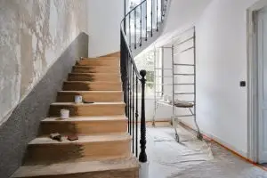 découvrez nos conseils pratiques et les étapes clés pour rénover une cage d'escalier privative dans un immeuble sans parties communes, afin d'assurer sécurité, esthétique et conformité.
