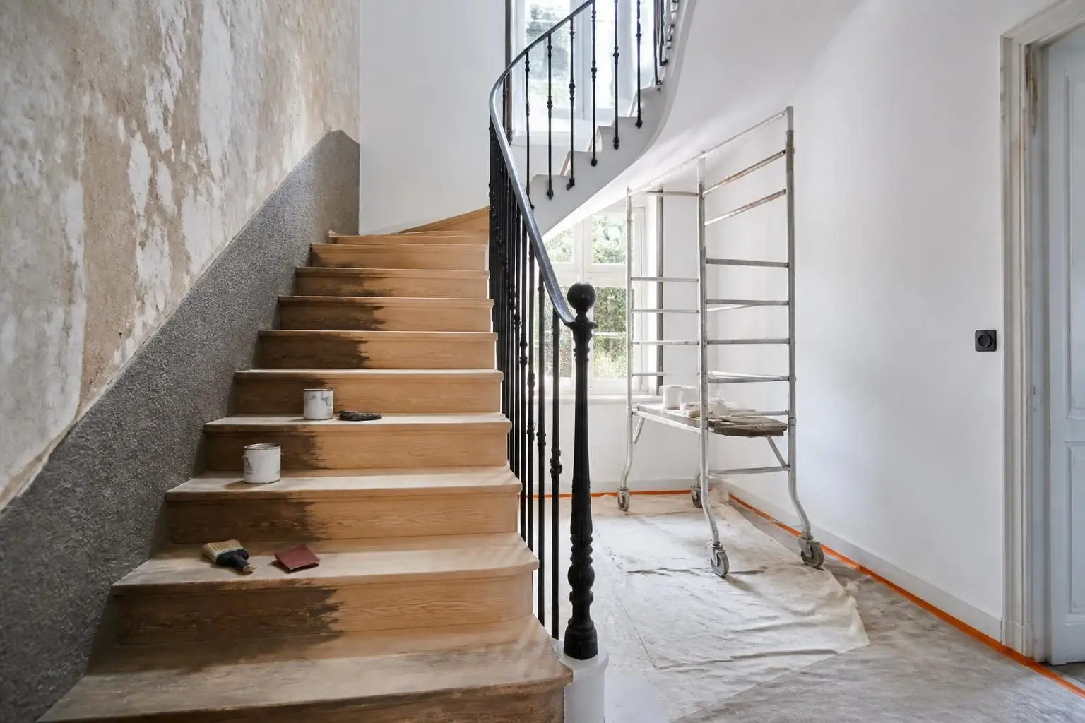 découvrez nos conseils pratiques et les étapes clés pour rénover une cage d'escalier privative dans un immeuble sans parties communes, afin d'assurer sécurité, esthétique et conformité.