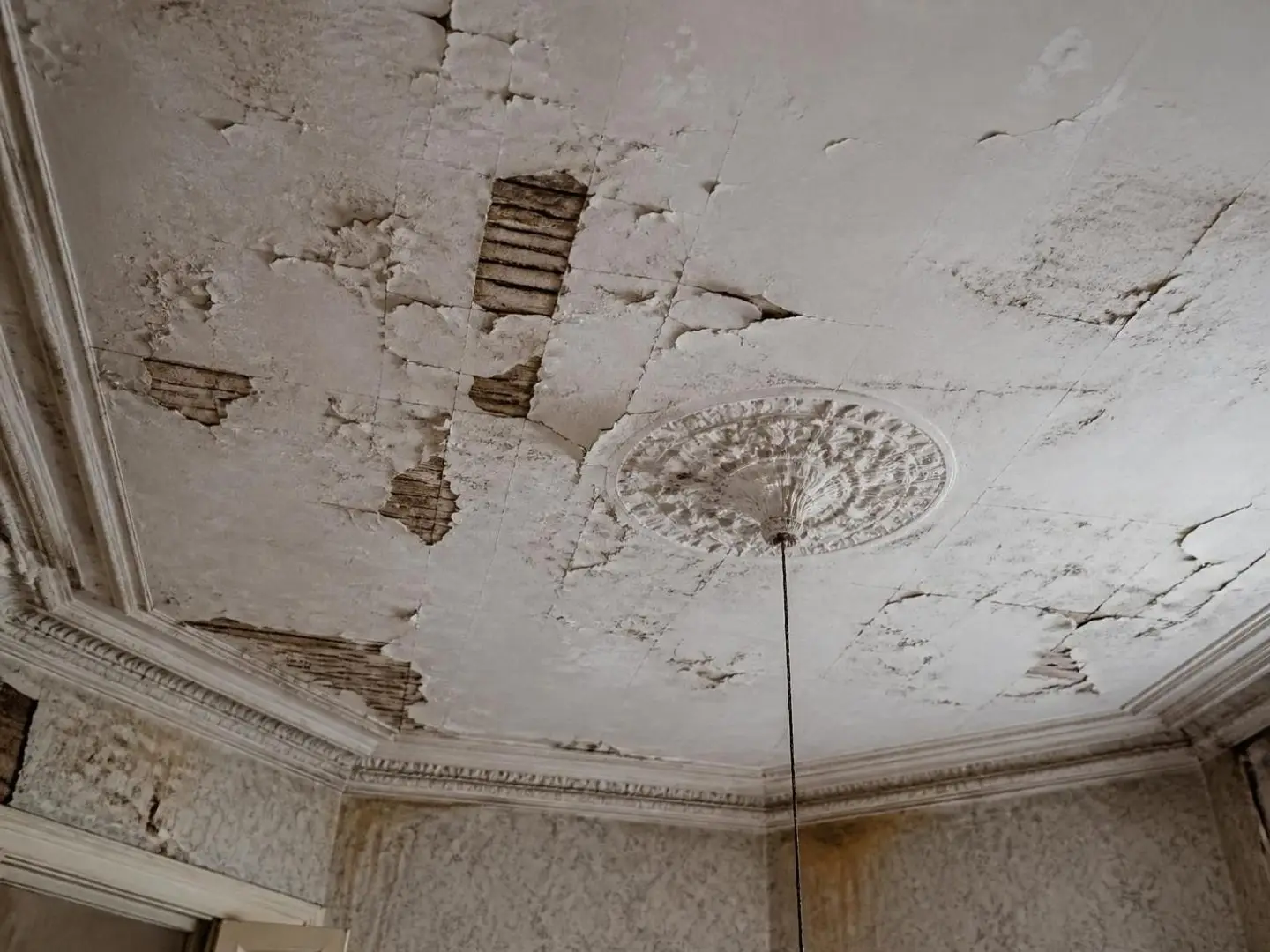 découvrez des méthodes efficaces pour traiter un plafond qui s'effrite sans tout casser, et retrouvez un intérieur sain et esthétique facilement.