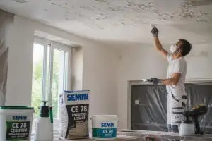 découvrez les méthodes efficaces pour traiter un plafond qui s'effrite sans le démolir, afin de préserver votre intérieur et éviter des travaux lourds.