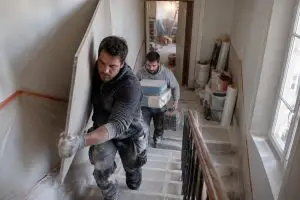 découvrez les contraintes logistiques d’une rénovation en étage sans ascenseur : acheminement des matériaux, manutention, coûts et solutions pratiques.