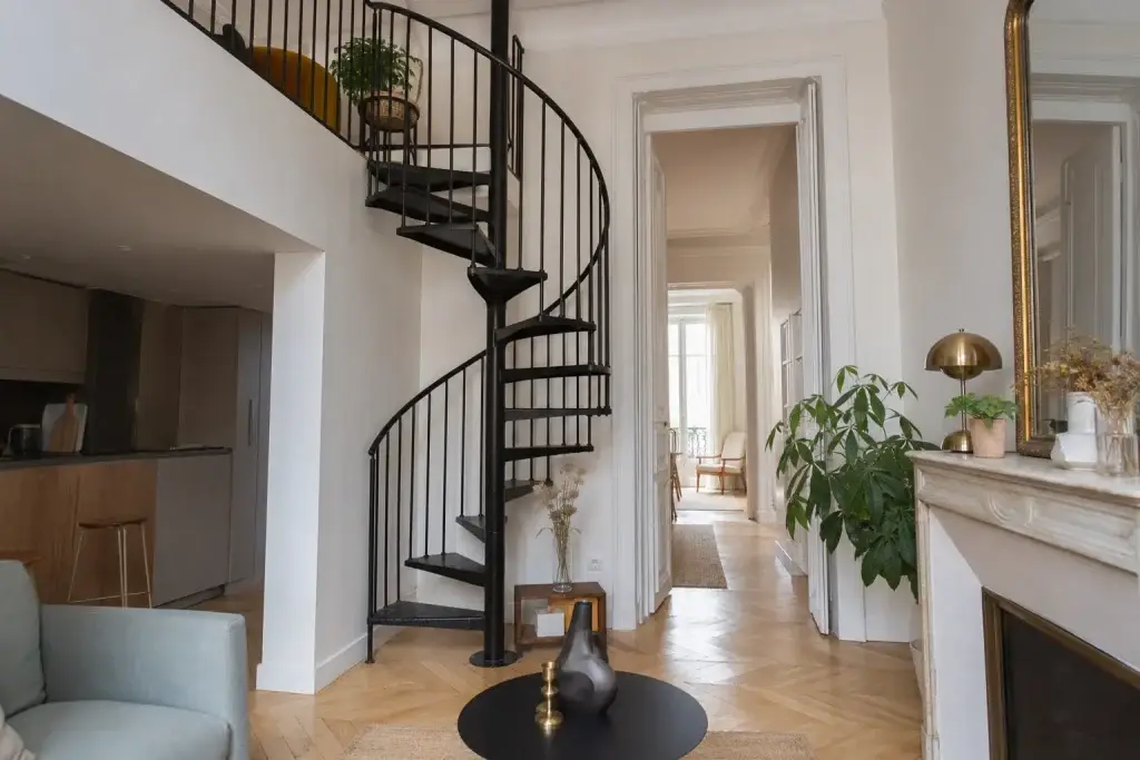 Escalier colimaçon en acier noir dans un petit appartement