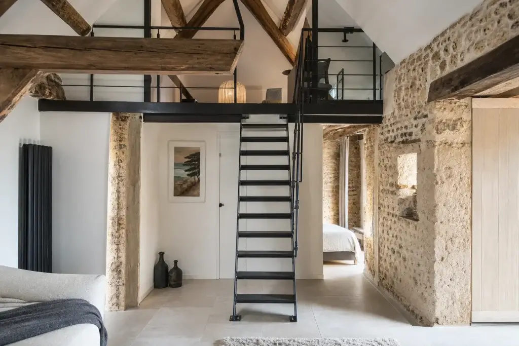Escalier métallique menant aux combles d'une longère rénovée