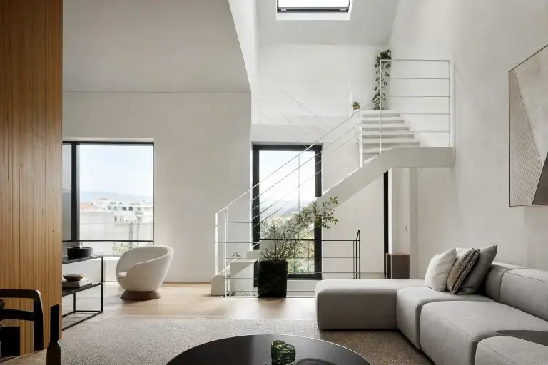 Escalier métallique blanc demi-tournant dans un duplex