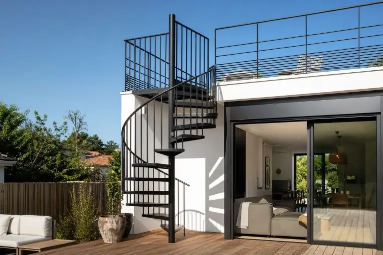 Escalier hélicoïdal extérieur menant à un toit-terrasse